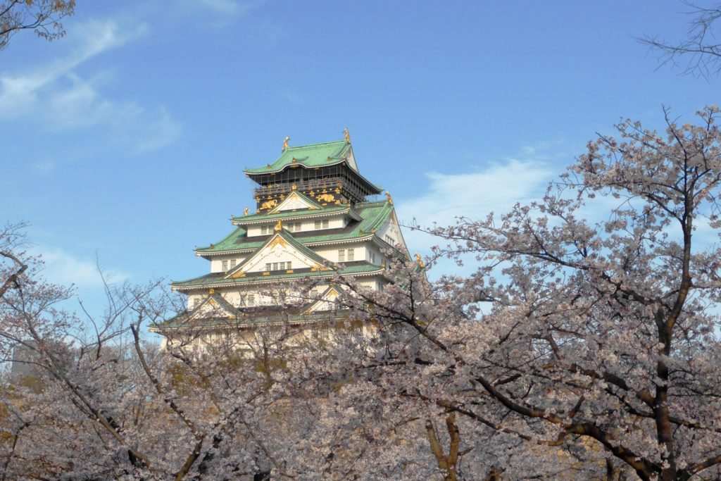 大阪市中央区にある大阪城の天守と桜